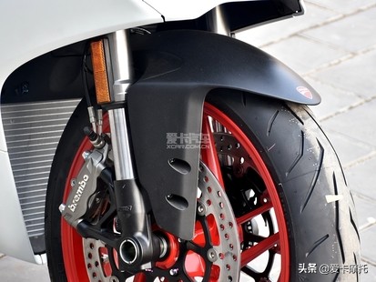 小姐姐骑着粉红色的仿赛摩托车,仿赛摩托车低座推荐