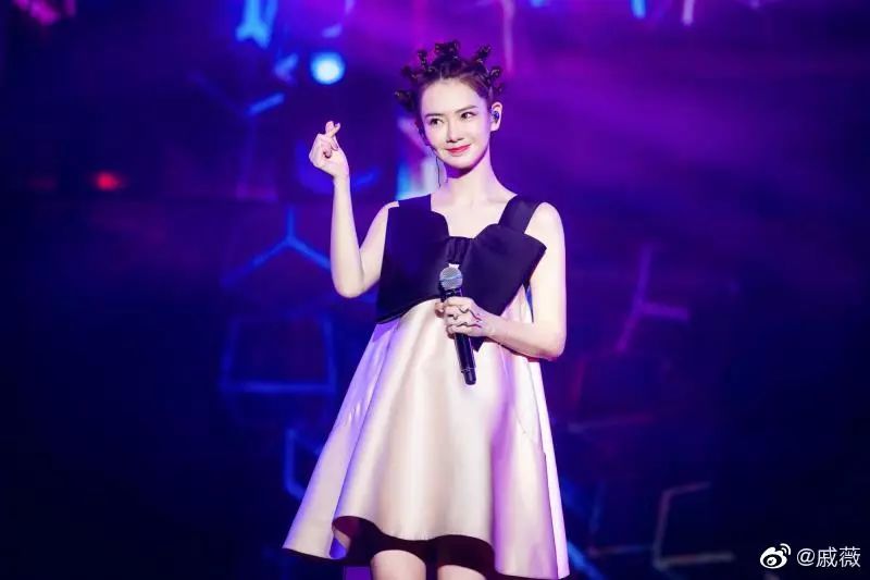 戚薇许嵩最新视频,戚薇现身许嵩演唱会全程抢热搜