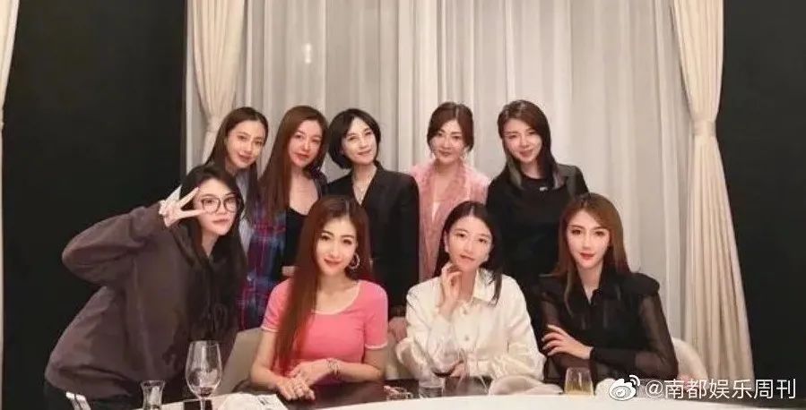 连她都要镶边合影的集会，来头这么大？