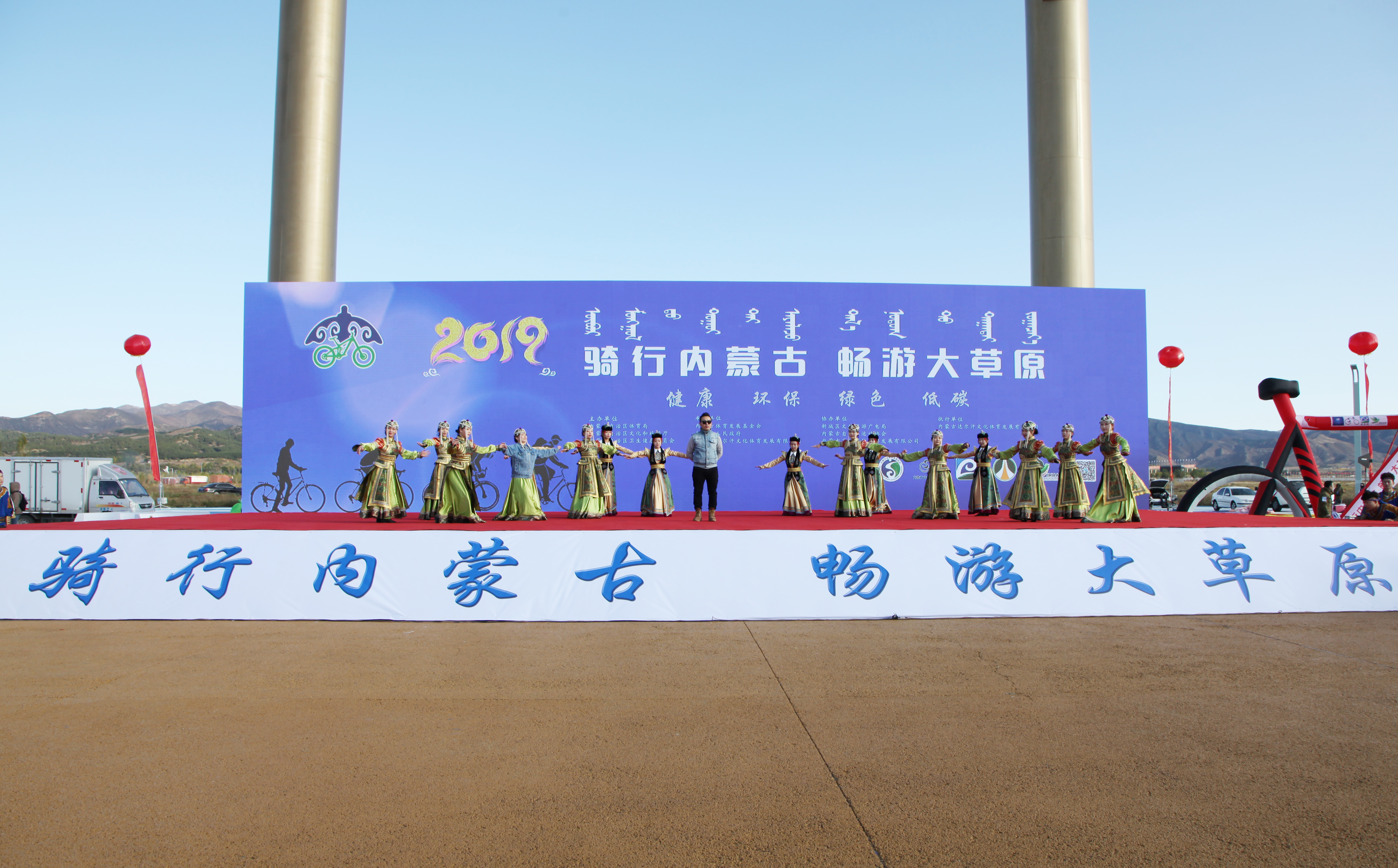 首届“骑行内蒙古畅游大草原”骑游比赛13日在呼和塔拉开赛