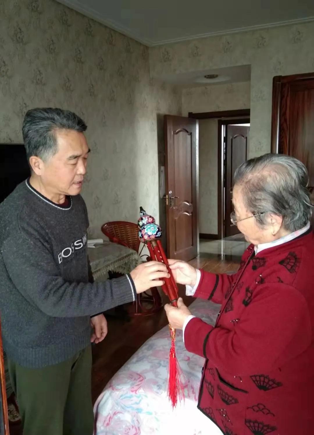 七十岁的老人怎么吹葫芦丝,十二岁小姑娘吹葫芦丝