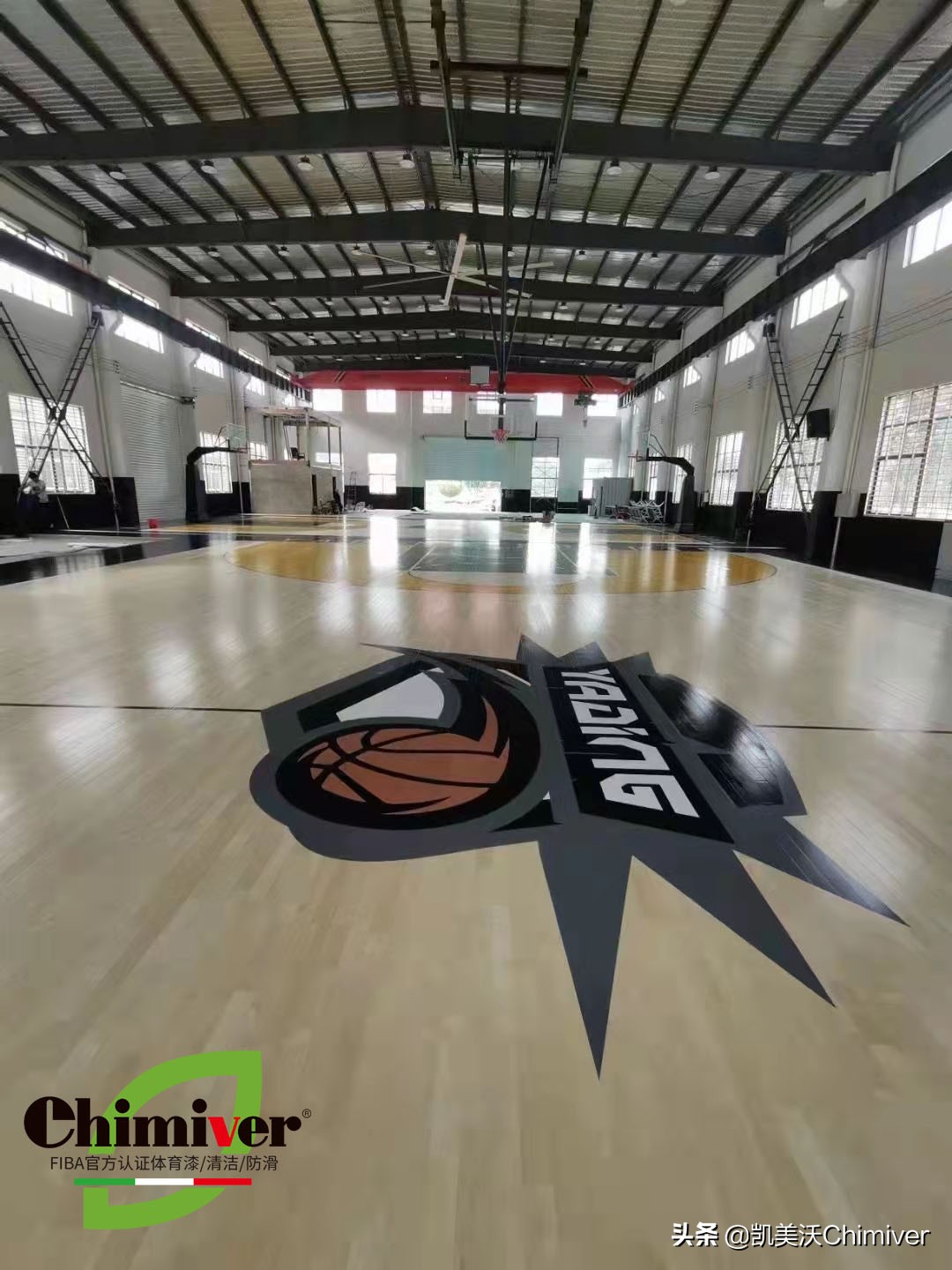 凯美沃运动木地板彩漆应用：泰州YADING篮球馆木地板色漆logo制作