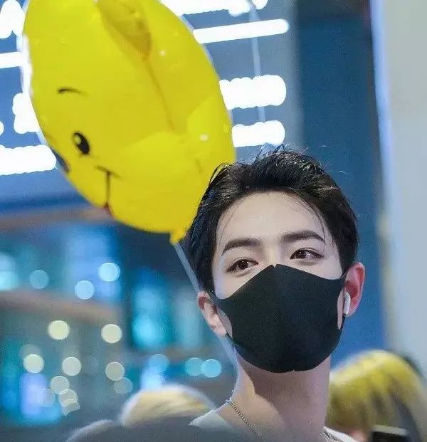 肖战绝世侧颜,肖战绝美回眸