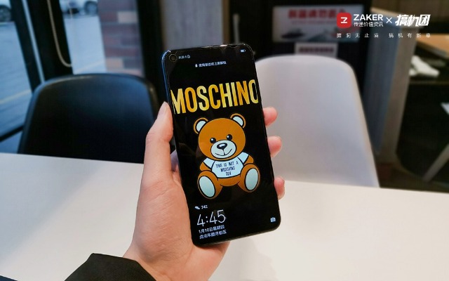 挖孔屏好用吗，相机自带8倍镜，能玩英雄联盟：光荣V20体验