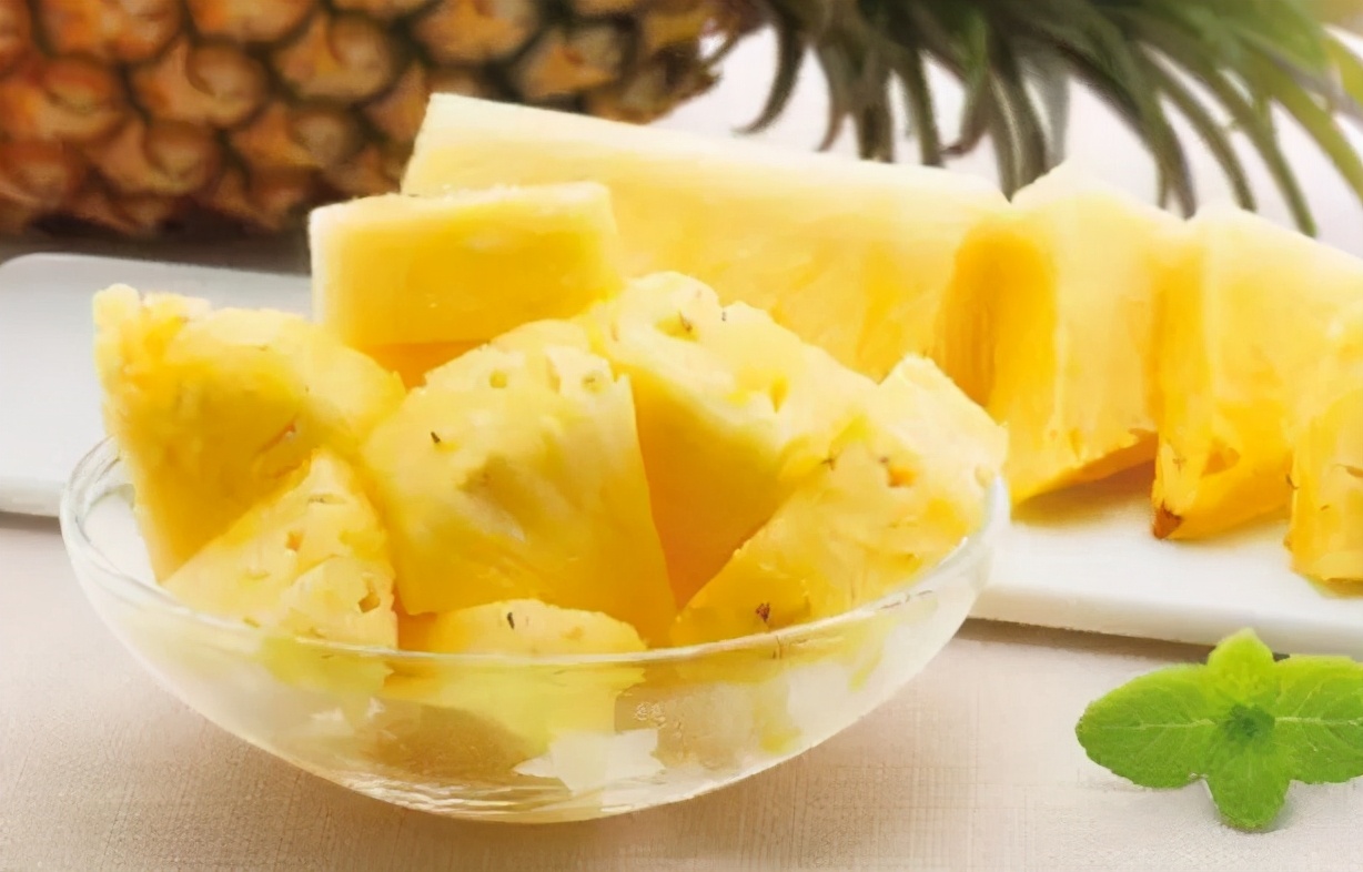 菠萝怎么用盐水泡着吃,吃菠萝之前除了泡盐水还能怎么用