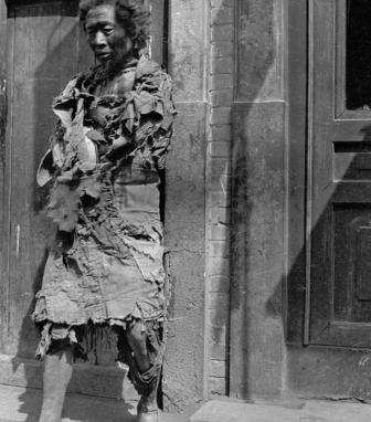 1934年，一个浑身恶臭的乞丐来到瑞金，趴在地上喊：我要找周恩来