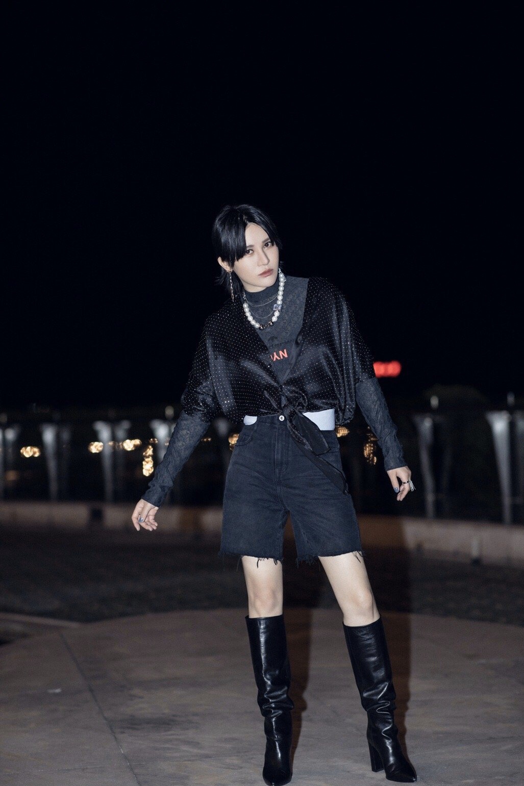 37岁的尚雯婕也太会穿了，黑色蕾丝打底搭配波点衬衫，造型感十足