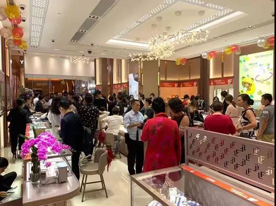 六福珠宝卖莫桑石吗,六福珠宝阿罗海店