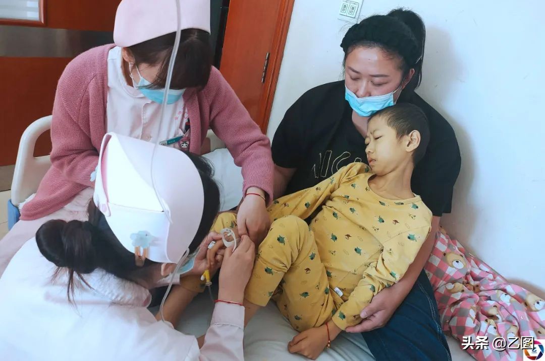 孩子四年经历三次手术,男孩4次开腹手术