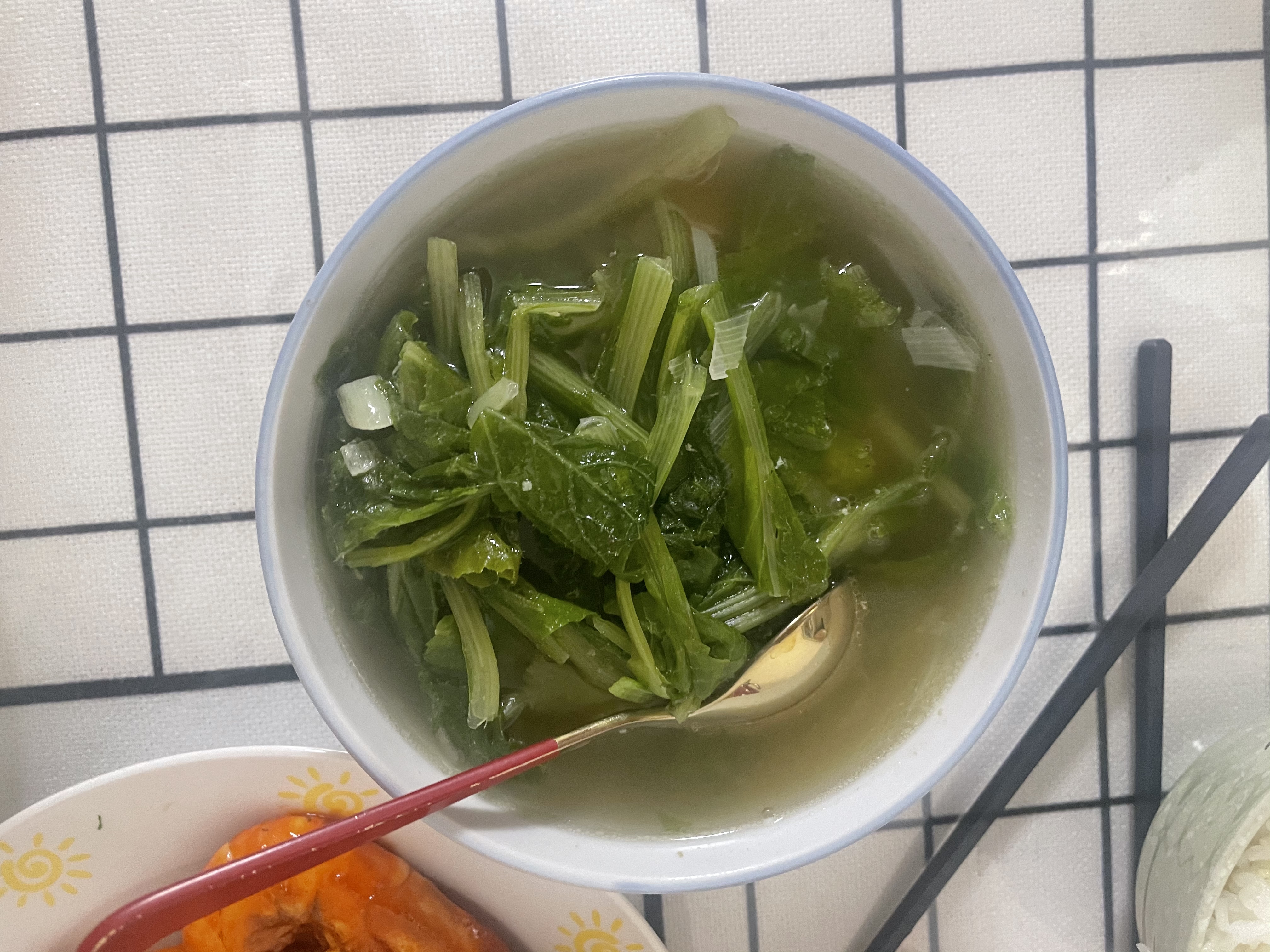 打工者平常的一天。晚餐番茄大虾，芹菜土豆条，小白菜汆丸子