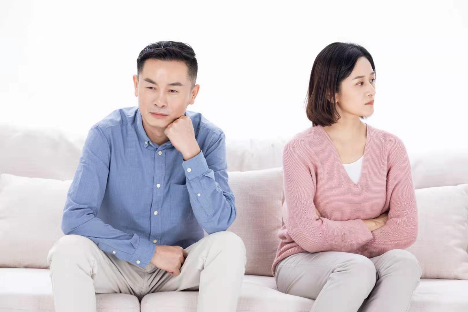 妈妈发飙爸爸表现很冤枉,妈妈发飙爸爸不敢吭声