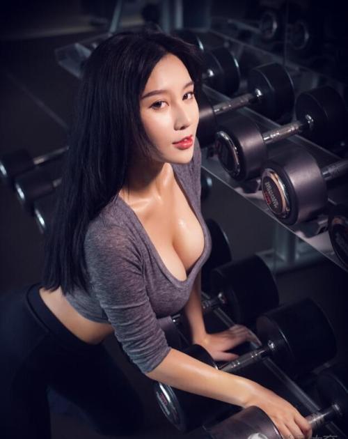 她是最美足球宝贝，颜值和身材曾让沃尔看呆眼，如今摇身变董事长