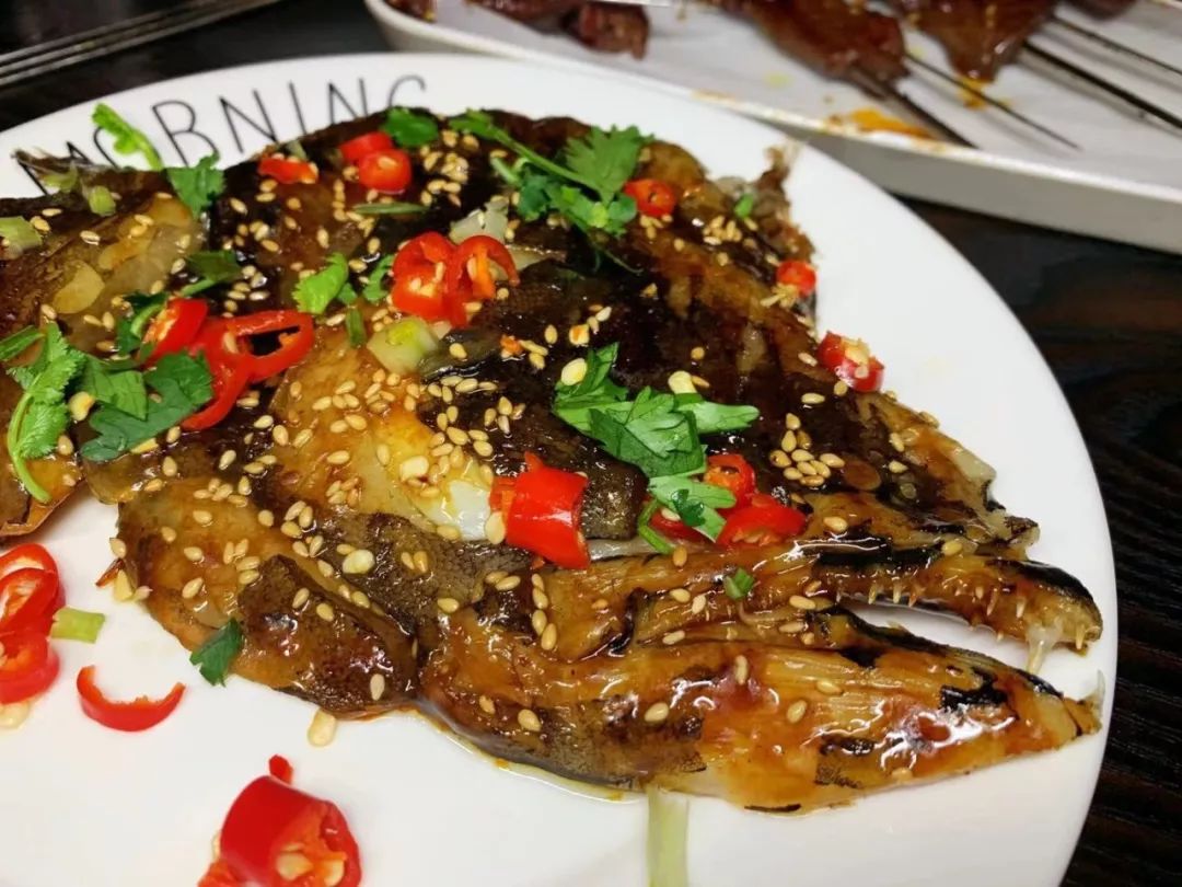 长春这家音乐串吧大块肉按斤称，崂山一元一瓶，青岛喝一箱送一箱