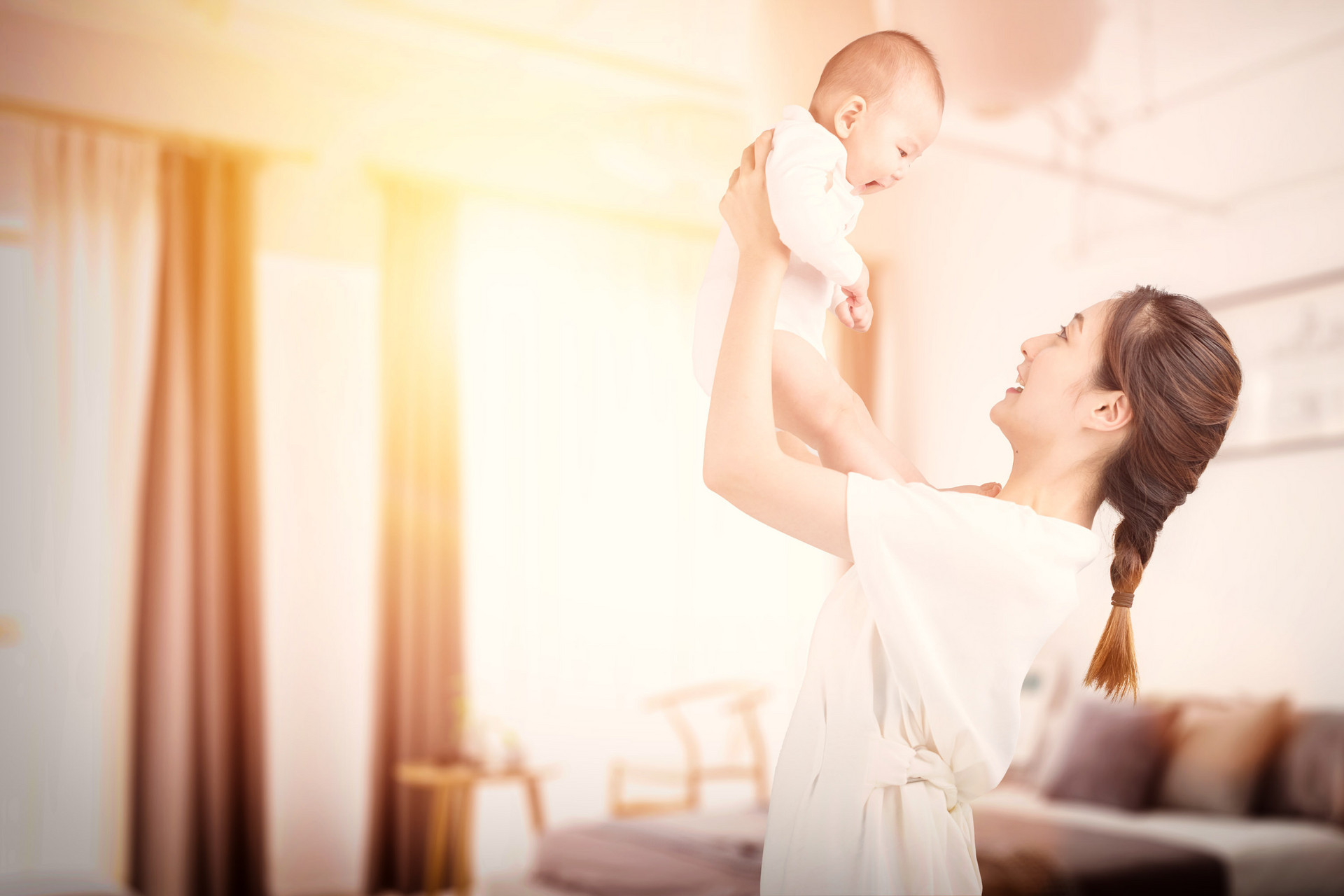 李亚男晒二胎女儿满月照，吸吮手指软萌可爱！附1-2月宝宝早教