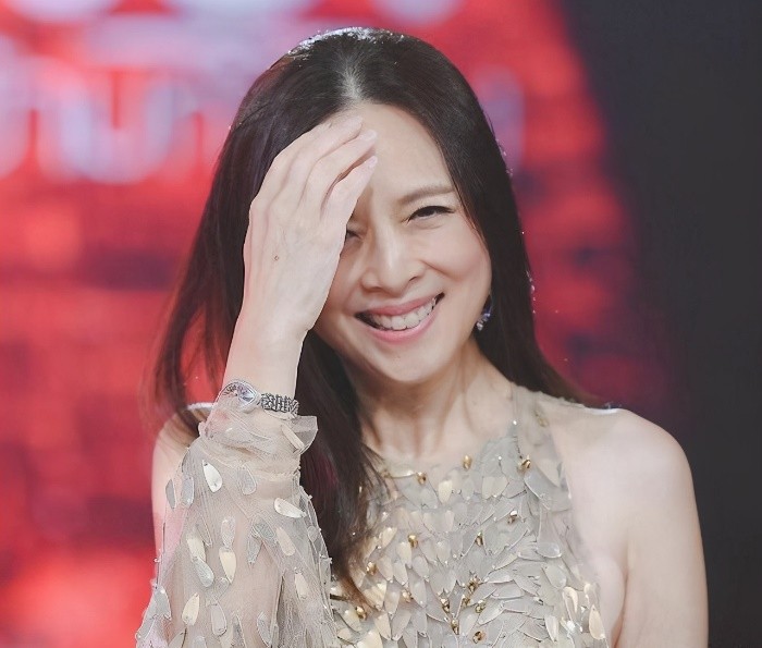 华裔美女神似西拉米，泰王几次示好碰一鼻子灰，富婆老公比玛哈帅