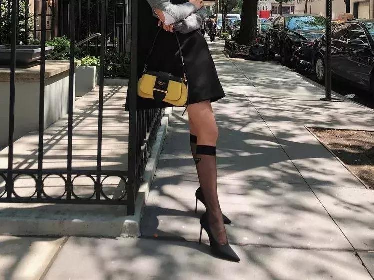 黑丝居然回归了？怎么穿才不廉价？一双黑丝，N种时尚