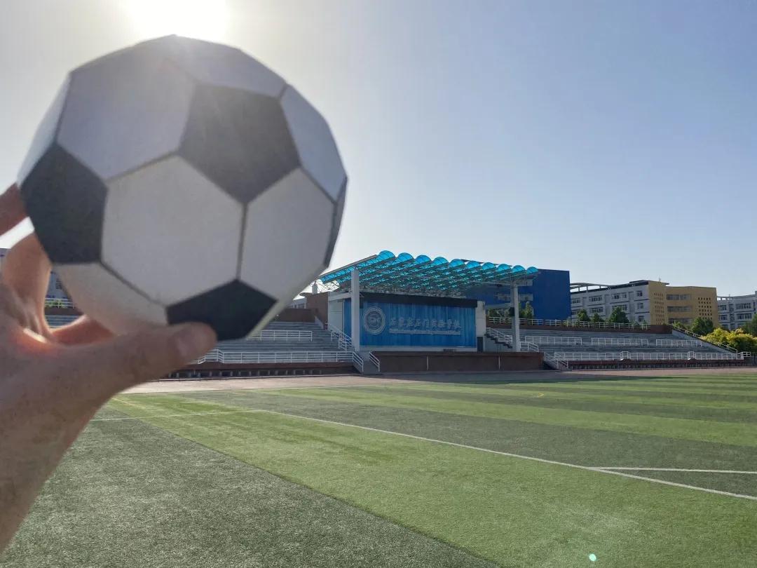 学校里办的足球赛,学校举行足球文化活动的绘画