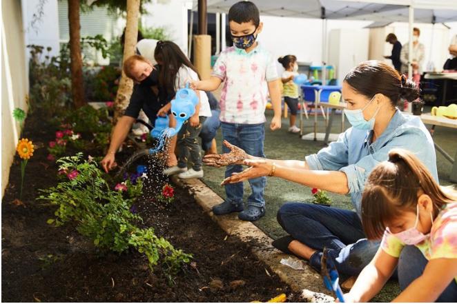 39岁梅根与小12岁章泽天真默契，同款卡地亚手镯美出不同气质