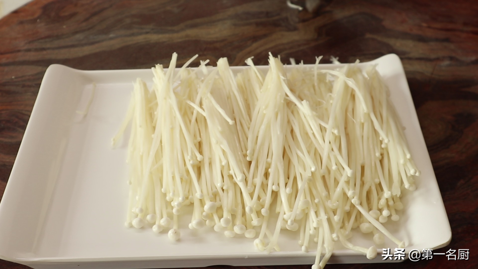 金针菇用菜椒怎么做的,家常剁椒金针菇的做法