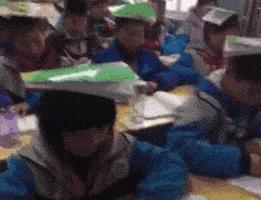 搞笑gif开心一刻不按常理出牌,搞笑gif趣图哥们别拍马屁很危险的