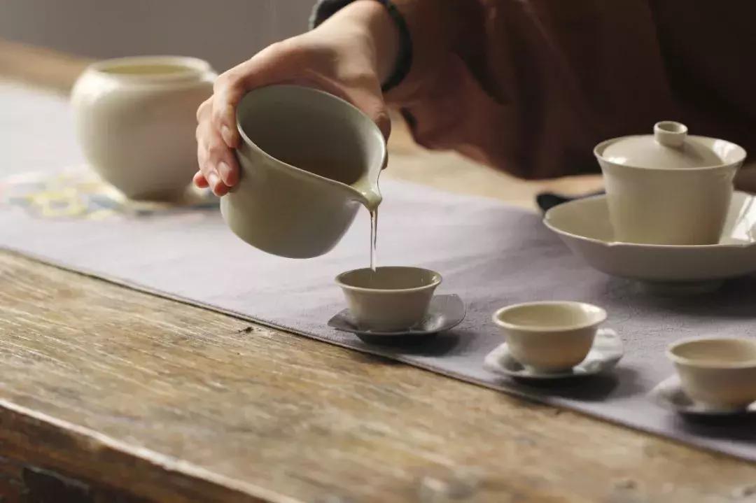 干泡茶盘和湿泡茶盘有什么分别,泡茶干泡与湿泡