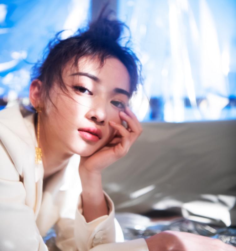 吴谨言擦镜子变身,吴谨言变脸后的样子