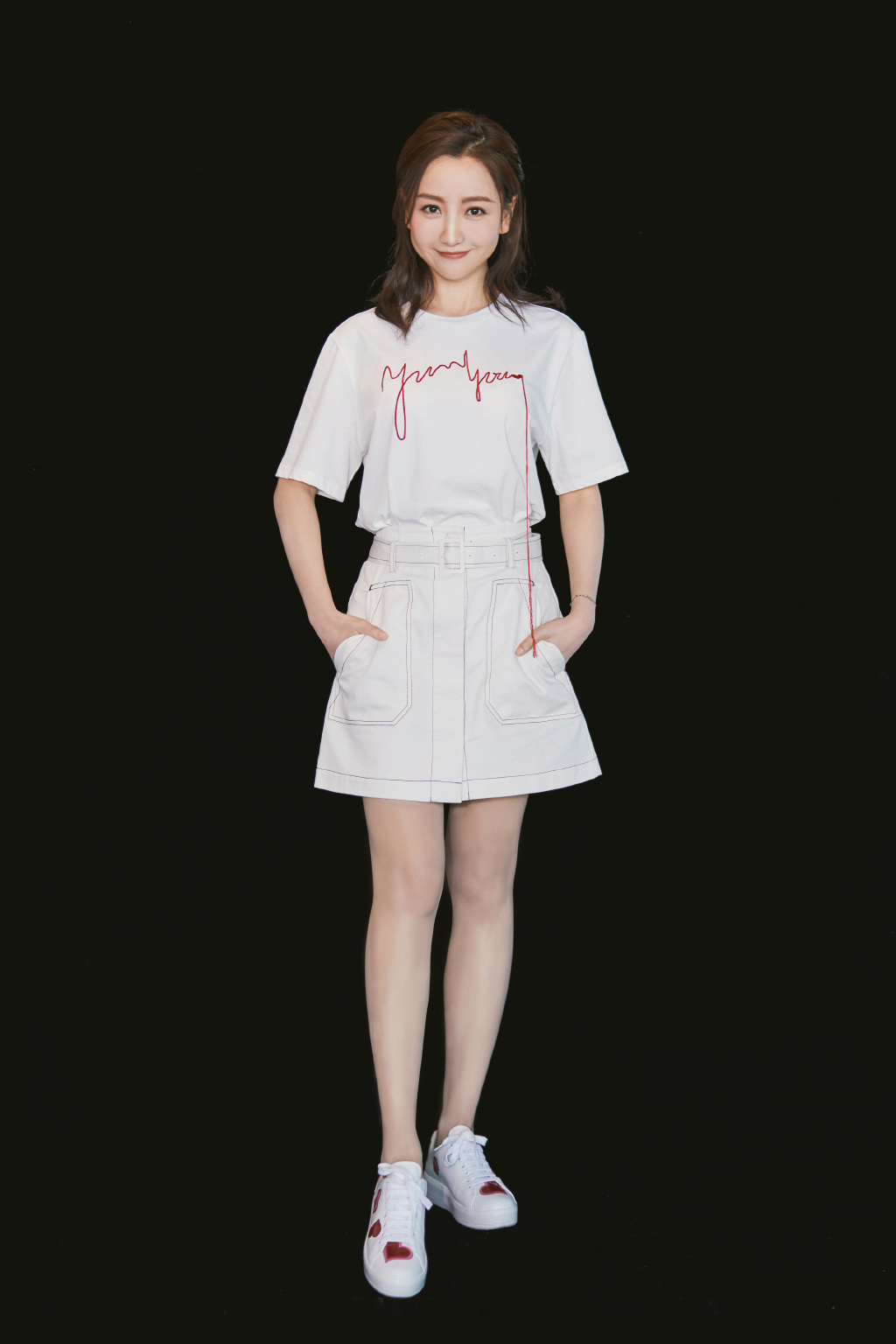 她38了却总是戏红人不红，穿“小黄鸭”羽绒服，可爱像个初中生