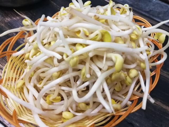 郑州美食地锅炖鸡贴饼子,地锅炖鸡贴饼子的抖音视频