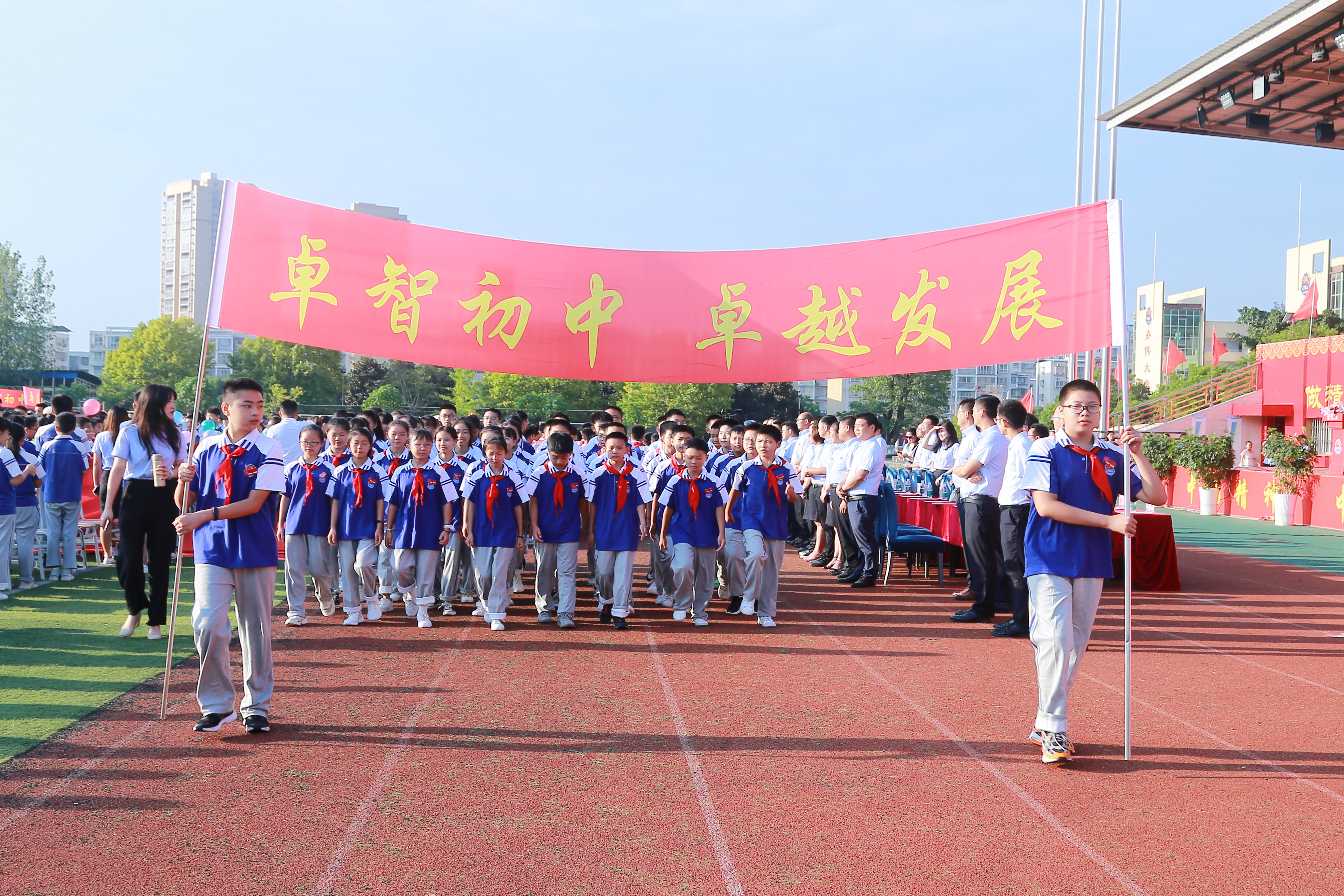 这位一丝不苟的妈妈，选择这所“状元学校”的理由，非常棒