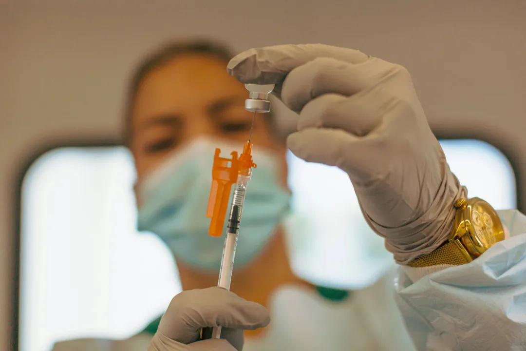 英国辉瑞疫苗第三针间隔三个月,英国疫情日增加人数