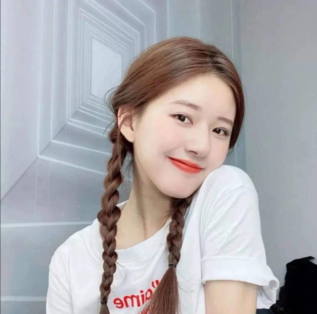 赵露思迪丽热巴闺蜜头像,一半是鞠婧祎一半是赵露思头像