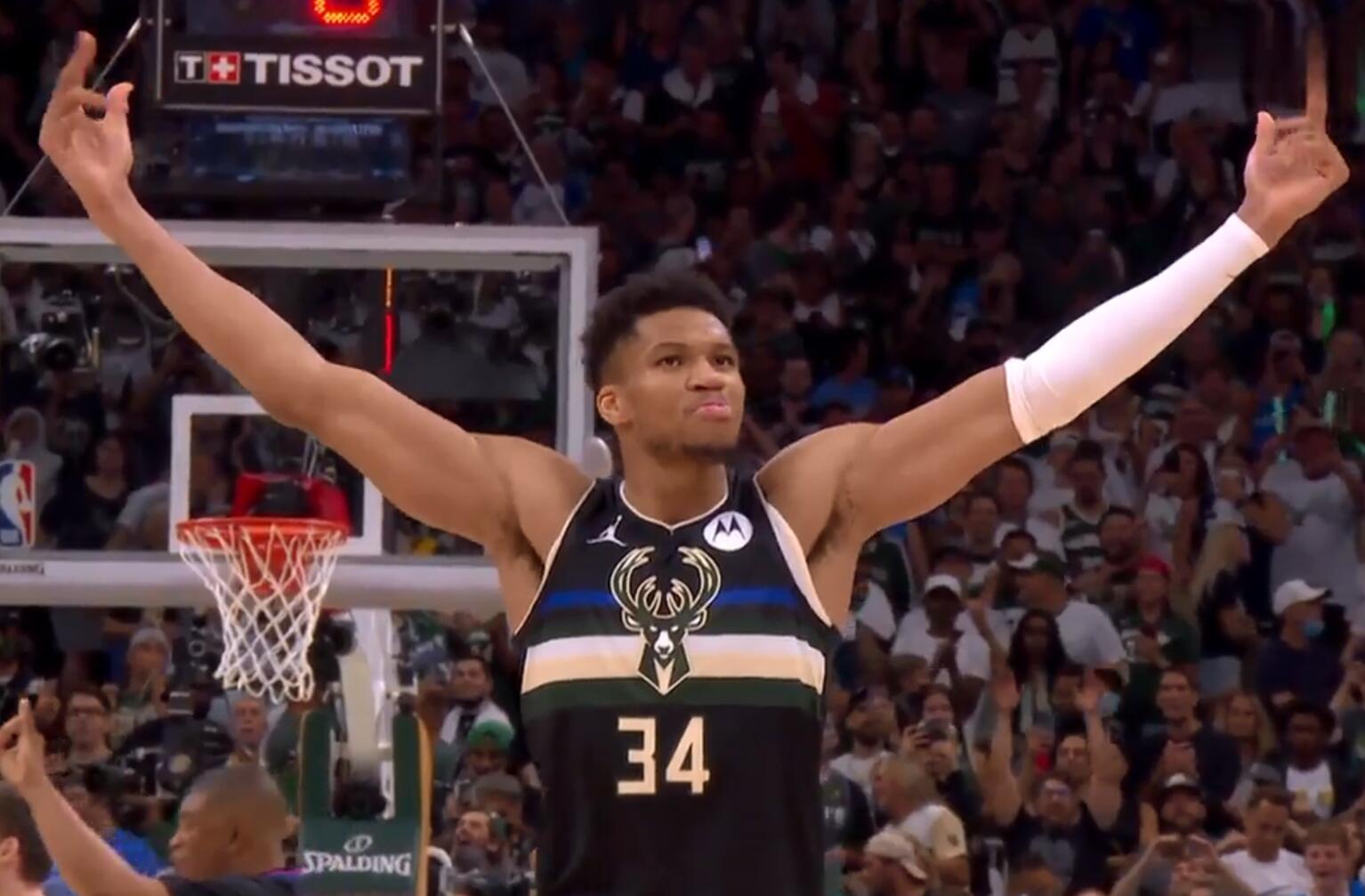 雄鹿夺冠字母哥哥,2021雄鹿夺冠字母哥怒吼