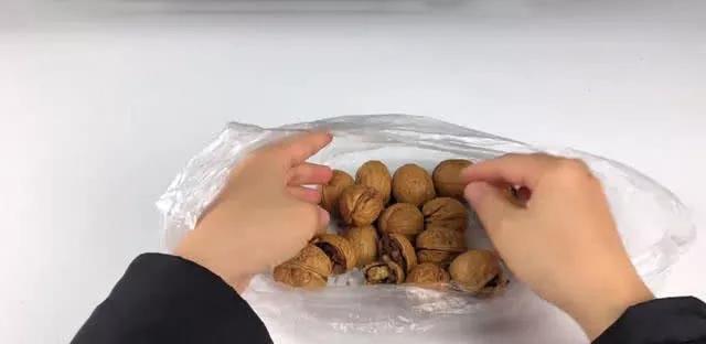 核桃剥外衣最简单的方法,核桃上有一个小孔