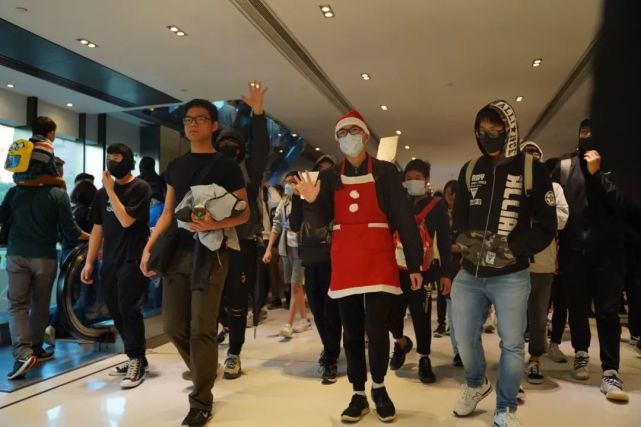 香港暴徒砸英资银行，是眼瞎吗？非也