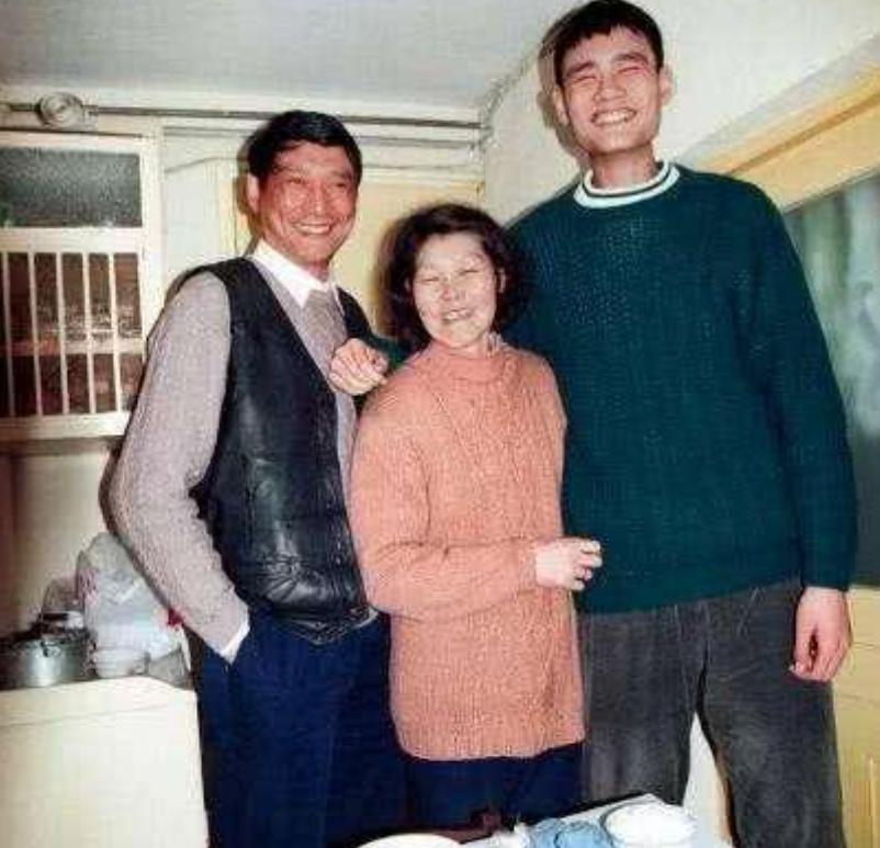 姚明一家五口身高是多少,姚明一家三口身高
