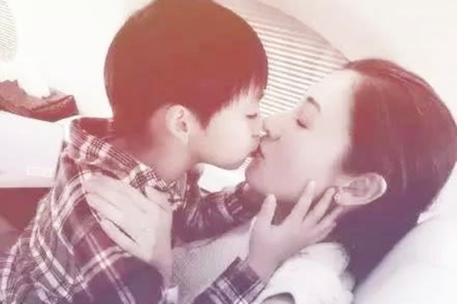 李嘉欣晒与儿子亲密合影,李嘉欣与儿子泳池拍亲嘴照