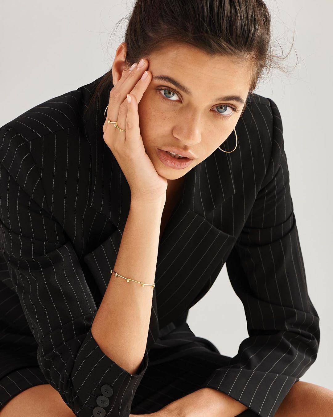 有时候质感就体现在小小的配件上，一件可以陪你穿梭日常的珠宝