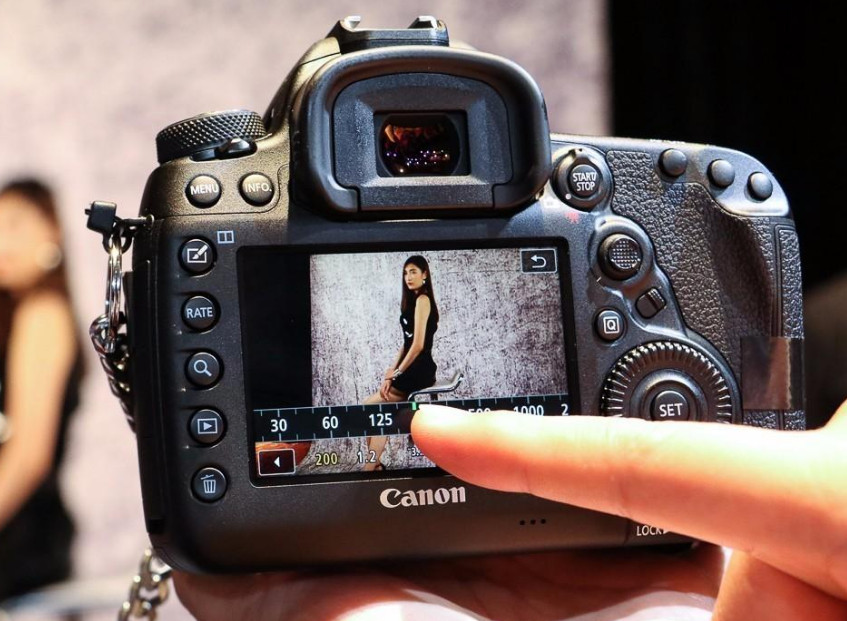 70-200佳能尼康索尼哪个重,佳能单反和索尼单反相比哪个好