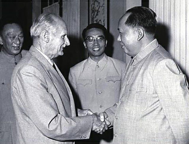 1961年毛主席和蒙哥马利共度中秋，吃虾皮奶酪，三五香烟换诗词