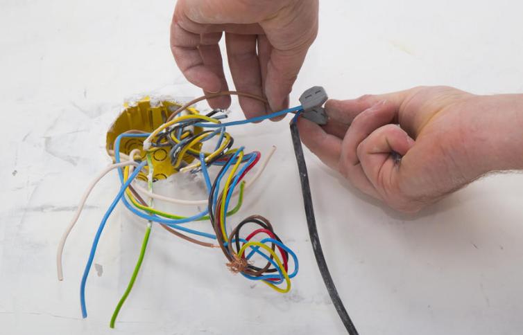 厨房用电线2.5平方够用吗,餐厅厨房用电线多少平方的