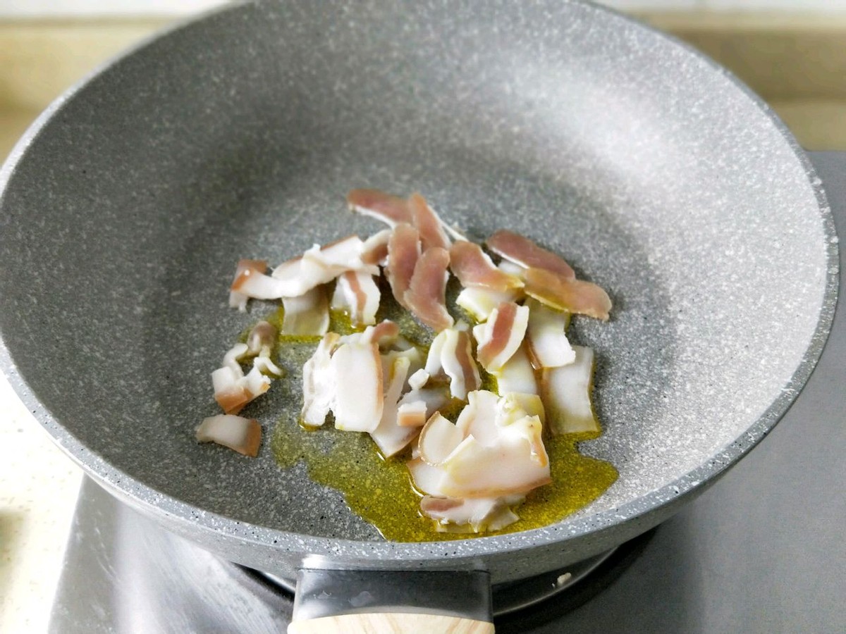 笋干简单又好吃的做法，和咸肉青椒一起炒，鲜美下饭，太好吃了