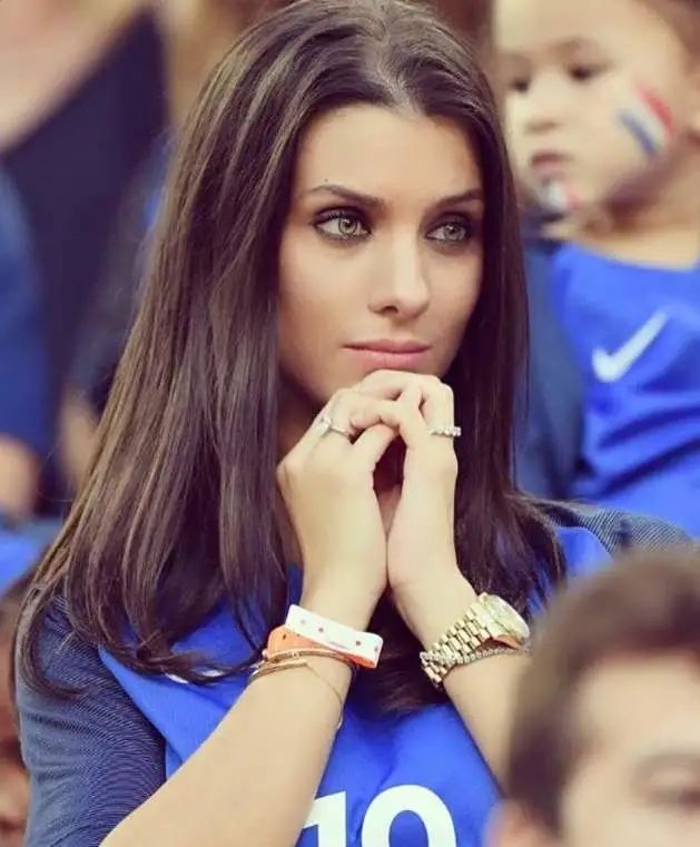 他是阿森纳著名厂花，老婆美若天仙还倒追