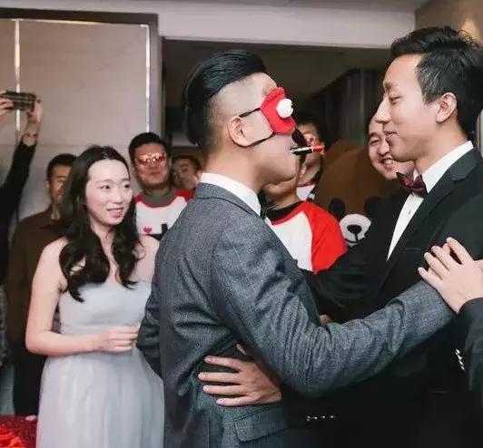 堵门整蛊新郎伴郎游戏,整蛊伴郎团堵门