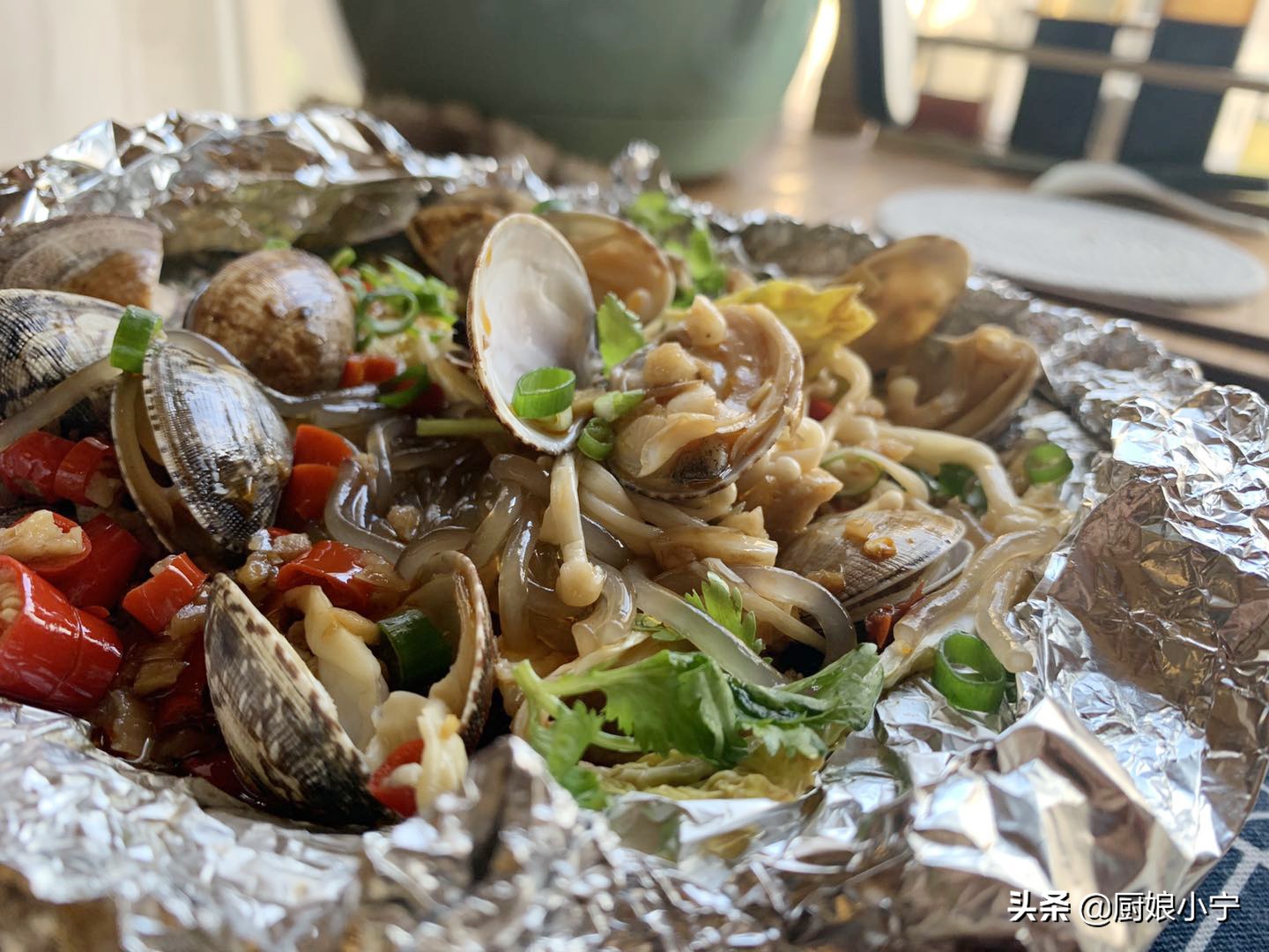 这菜外面卖20，自己做成本几块钱，记住汤料做法，你也能出摊