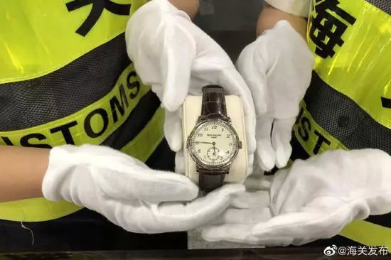 275万的百达翡丽戴手上，包装盒藏行李箱，游客“智闯”海关，结果…