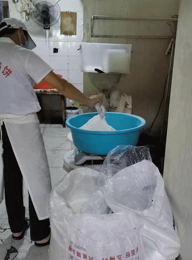 国庆节送礼就选它！这家馅饼现做现卖，排长队，一天狂卖一万个