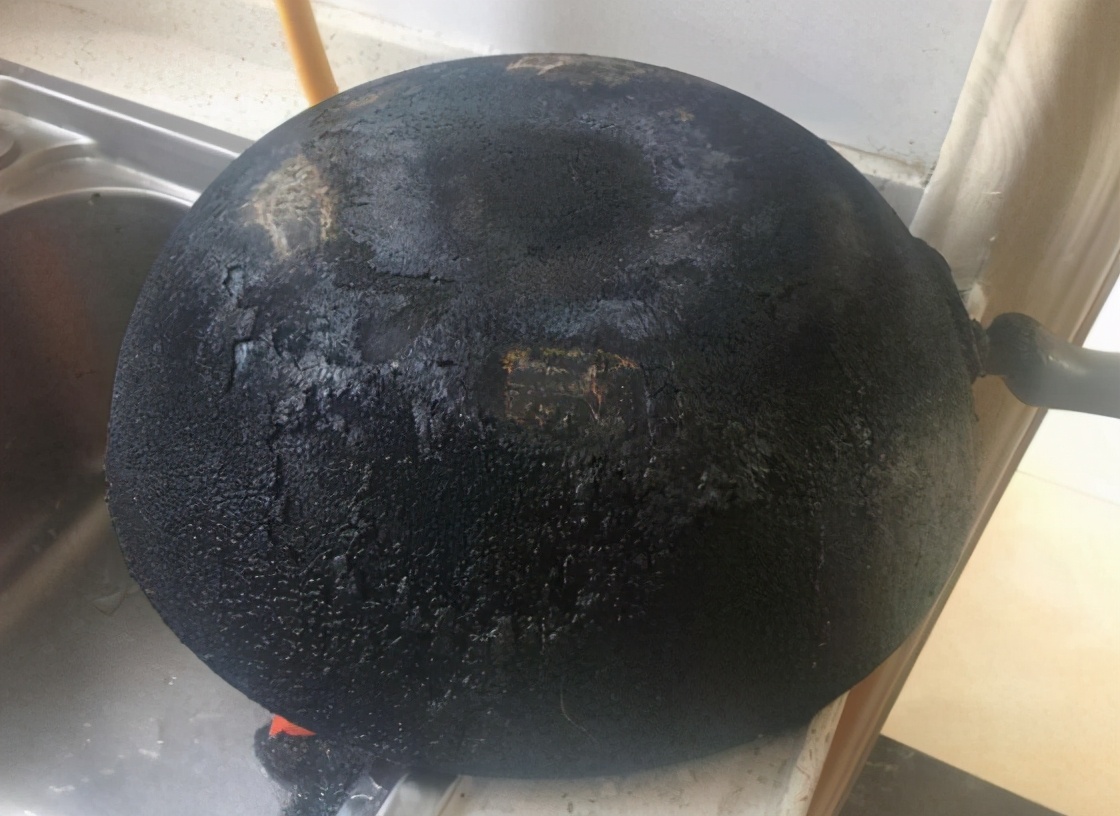 怎么彻底清洗铁锅黑垢小妙招,用什么能去除铁锅的黑垢