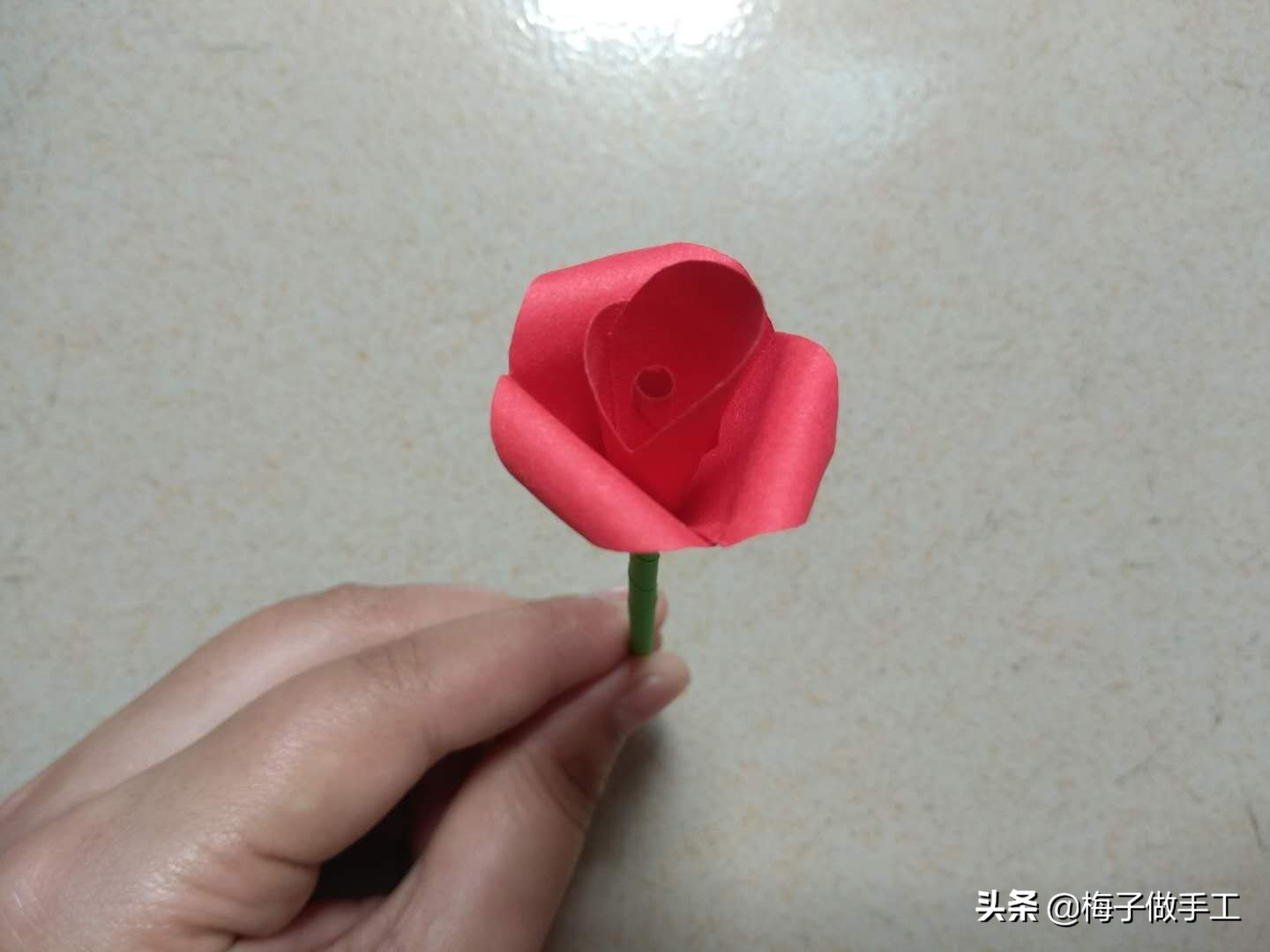 520情人节折纸玫瑰花图文,七夕专题纸玫瑰折纸教程