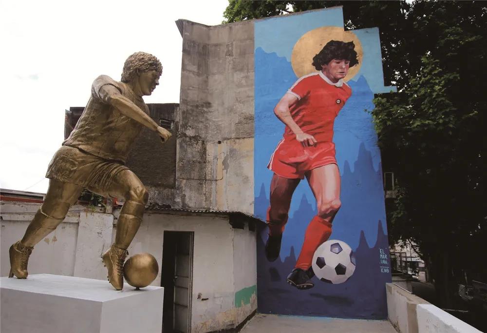 足球使他年少成名,足球史上永不磨灭的马拉多纳传奇