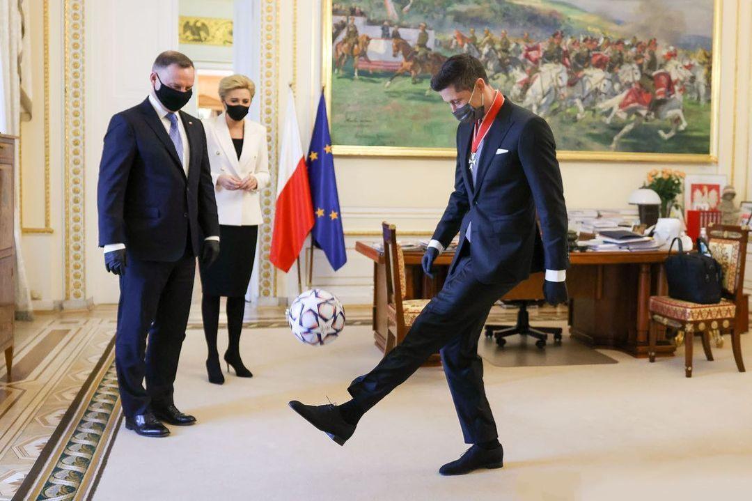 牌面！莱万受到波兰总统亲自接待，授予复兴勋章！现场秀球技